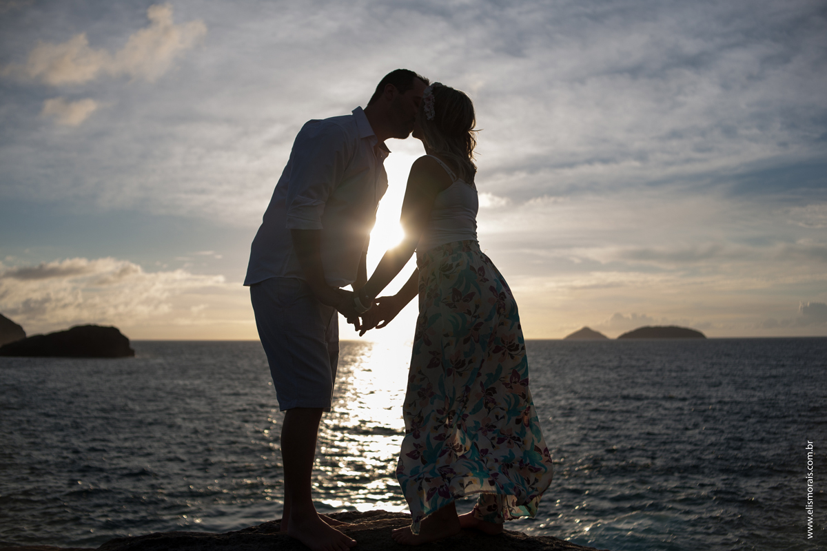 Ensaio Fotográfico de Casal Pré-wedding na contra luz, Ponta da Lagoinha em Búzios - RJ