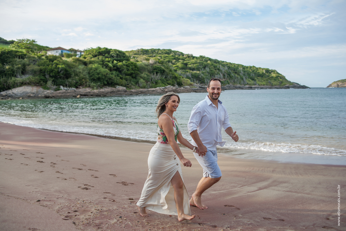 Ensaio Fotográfico de Casal Pré-wedding na Praia do Forno em Búzios - RJ