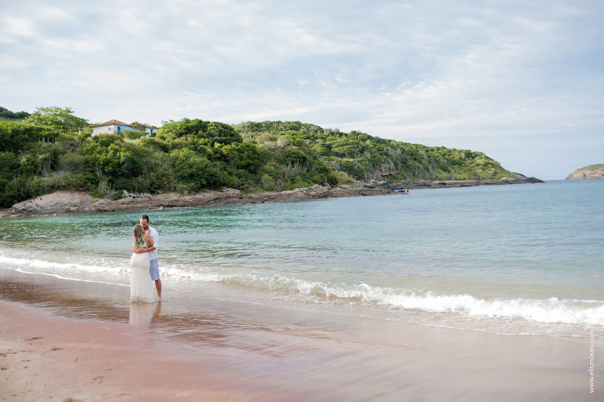 Ensaio Fotográfico de Casal Pré-wedding na Praia do Forno em Búzios - RJ