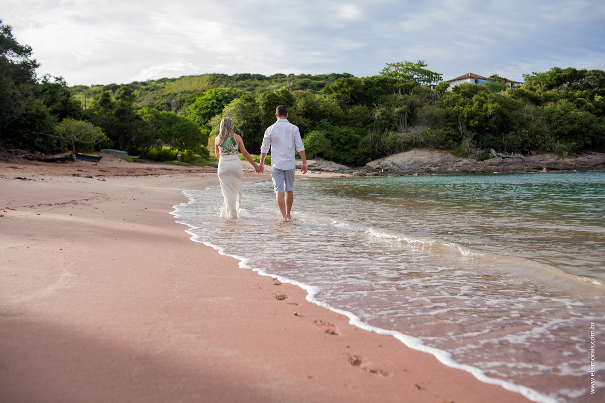 Ensaio Fotográfico de Casal Pré-wedding na Praia do Forno em Búzios - RJ