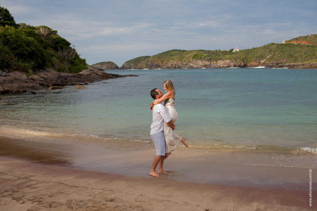 Ensaio Fotográfico de Casal Pré-wedding na Praia do Forno em Búzios - RJ