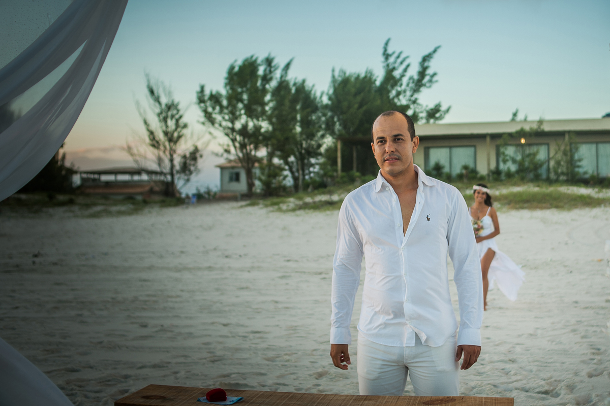 chegada da noiva, Elopement Wedding Arraial do Cabo - RJ, na Praia de Monte Alto