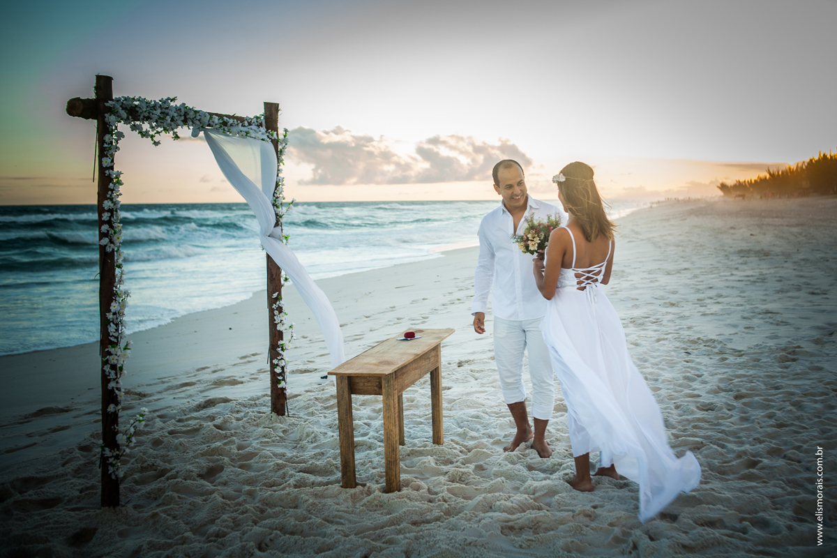 Noivos na Praia, Elopement Wedding Arraial do Cabo - RJ, na Praia de Monte Alto