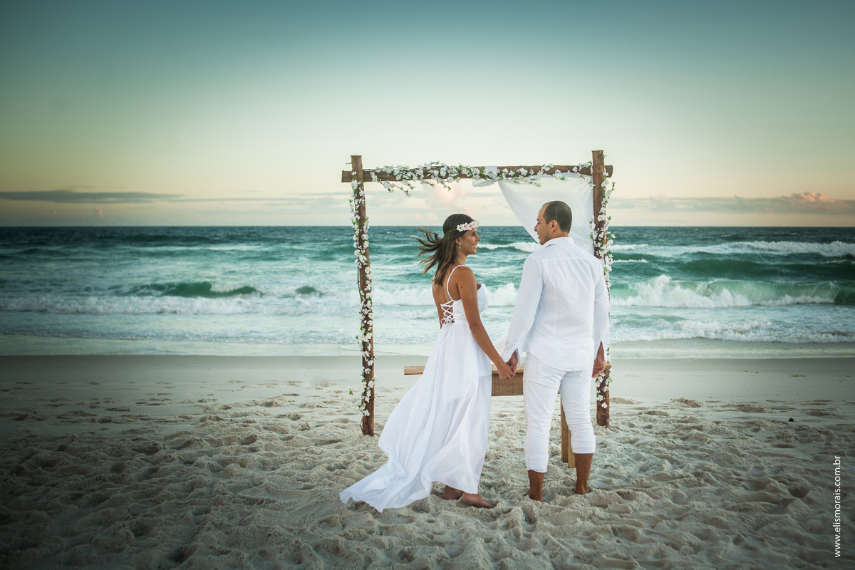 Noivos na Praia, Elopement Wedding Arraial do Cabo - RJ, na Praia de Monte Alto