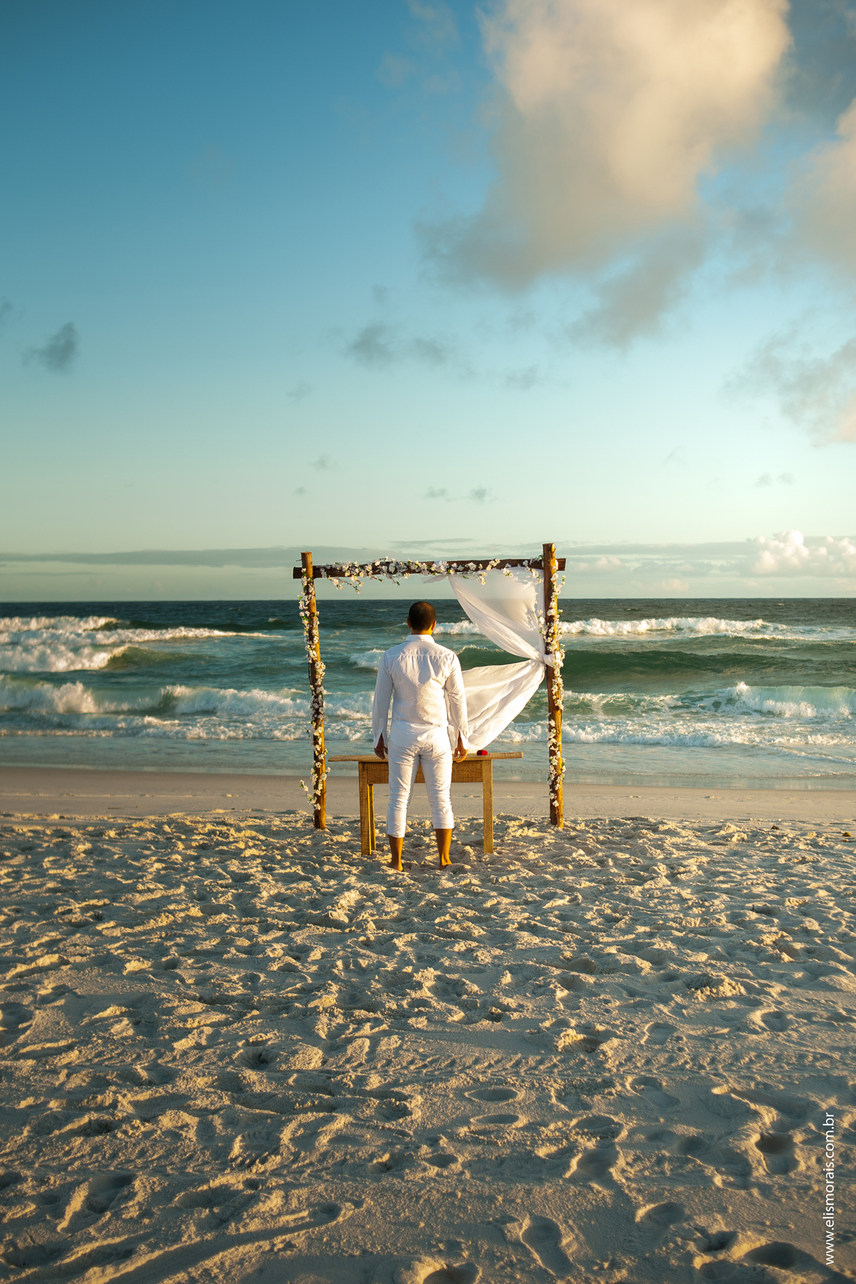 Noivo na Praia, aguardando a noiva Elopement Wedding Arraial do Cabo - RJ, na Praia de Monte Alto