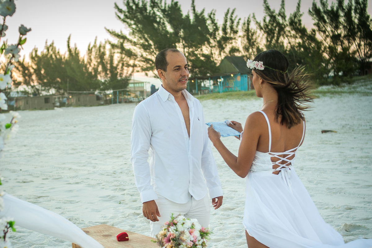 Noivos na Praia, Elopement Wedding Arraial do Cabo - RJ, na Praia de Monte Alto