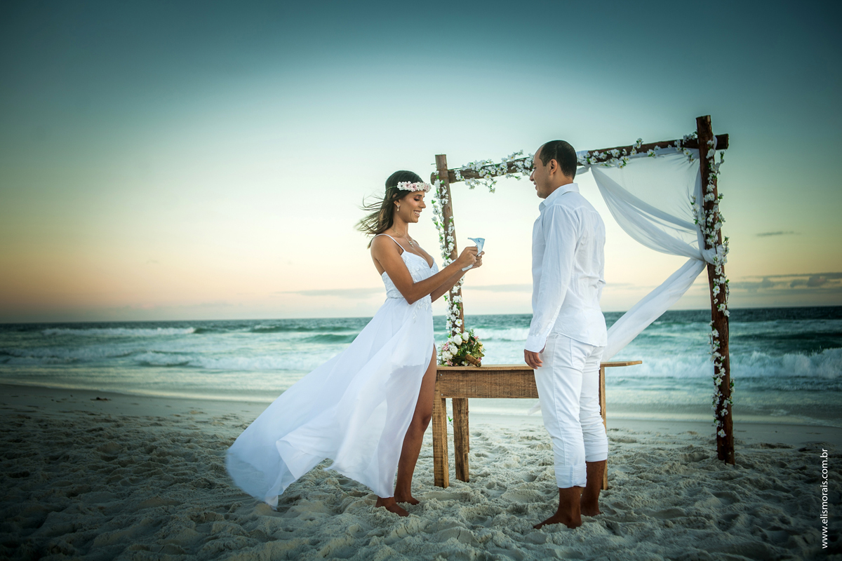 Noivos na Praia, Elopement Wedding Arraial do Cabo - RJ, na Praia de Monte Alto