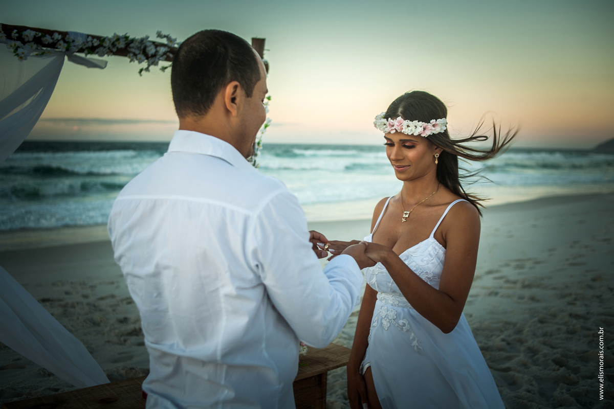 Troca de alianças dos noivos na Praia, Elopement Wedding Arraial do Cabo - RJ, na Praia de Monte Alto