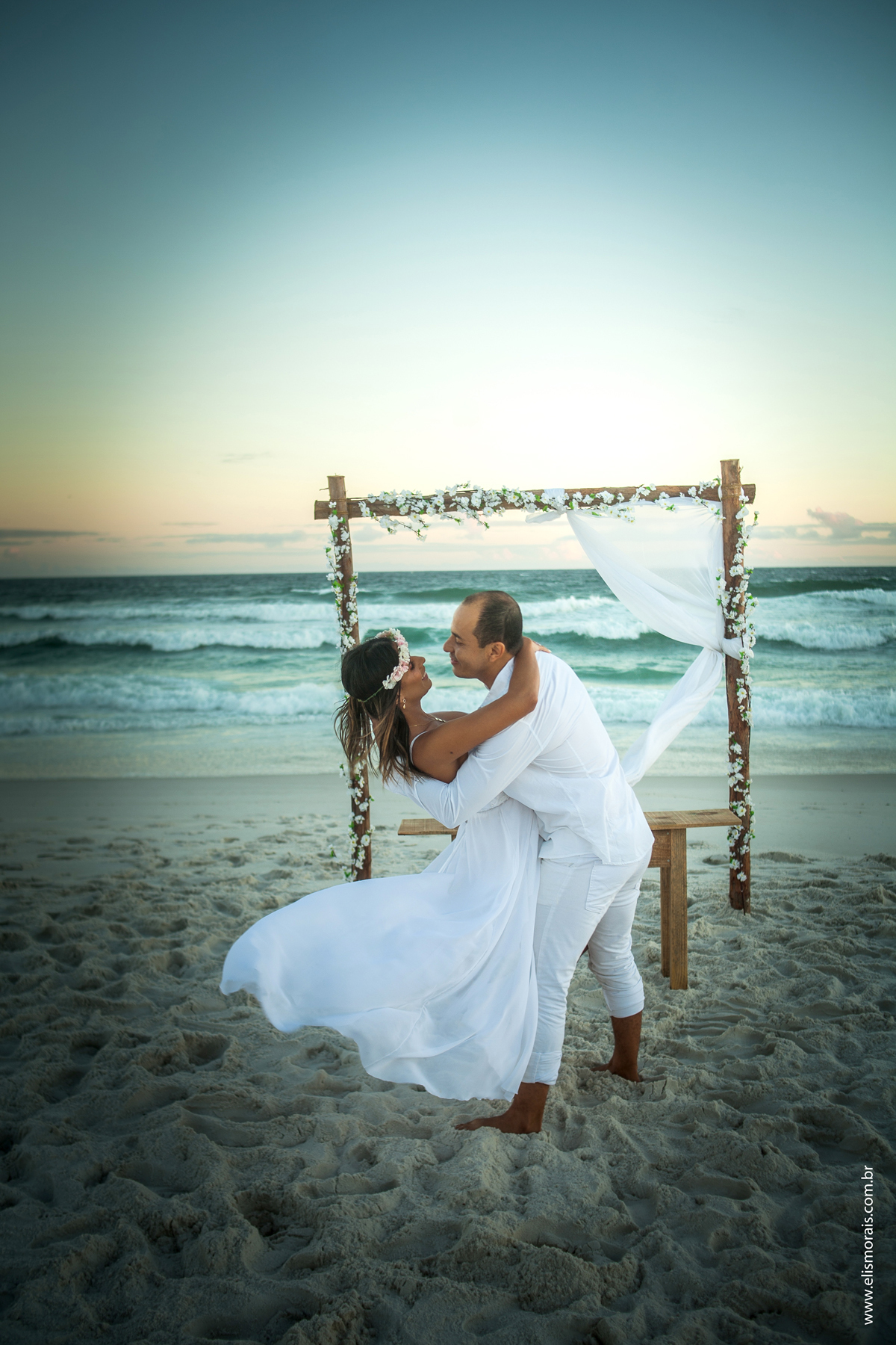 Noivos na Praia, Elopement Wedding Arraial do Cabo - RJ, na Praia de Monte Alto