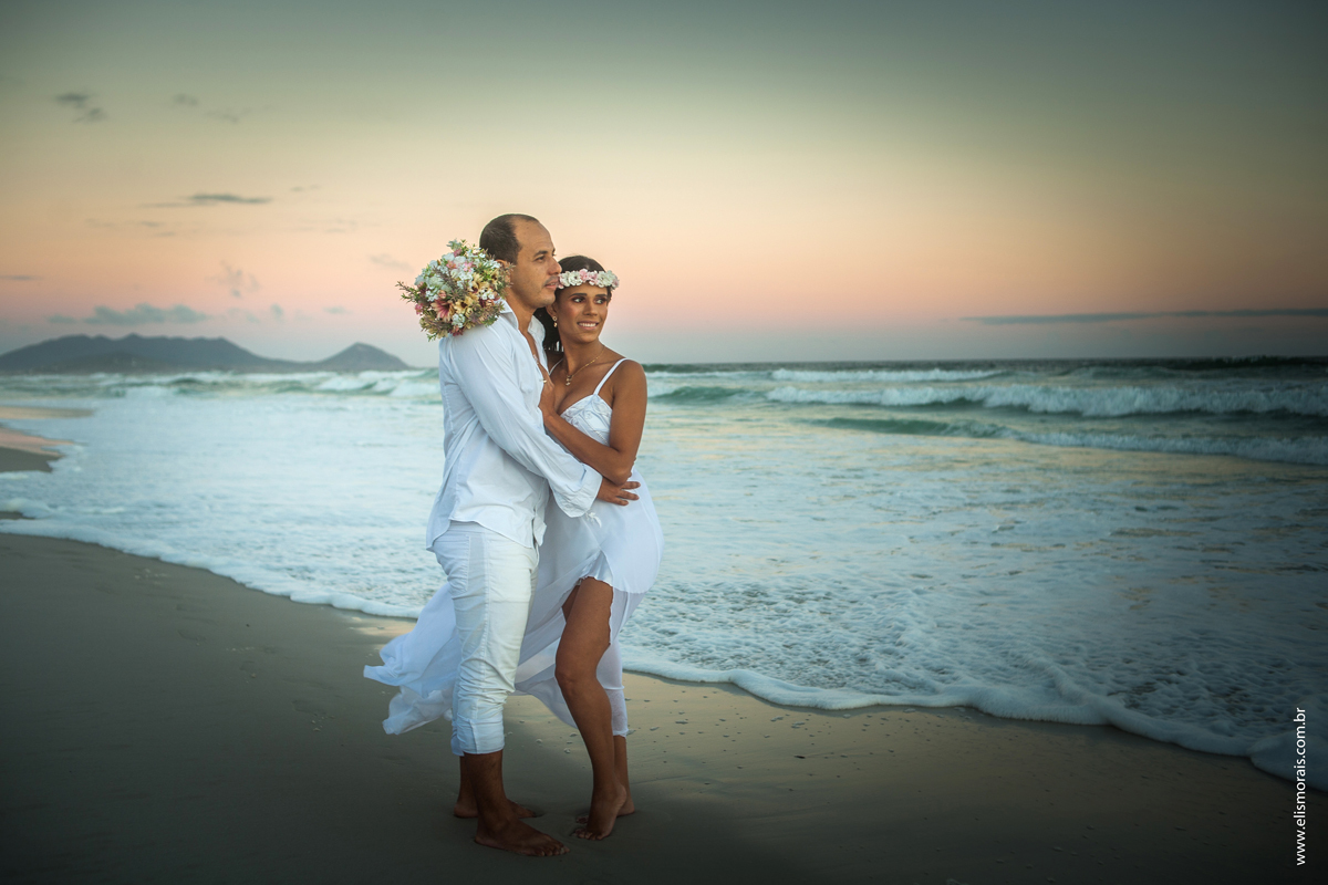 Noivos na Praia, por do sol Elopement Wedding em Arraial do Cabo - RJ, na Praia de Monte Alto