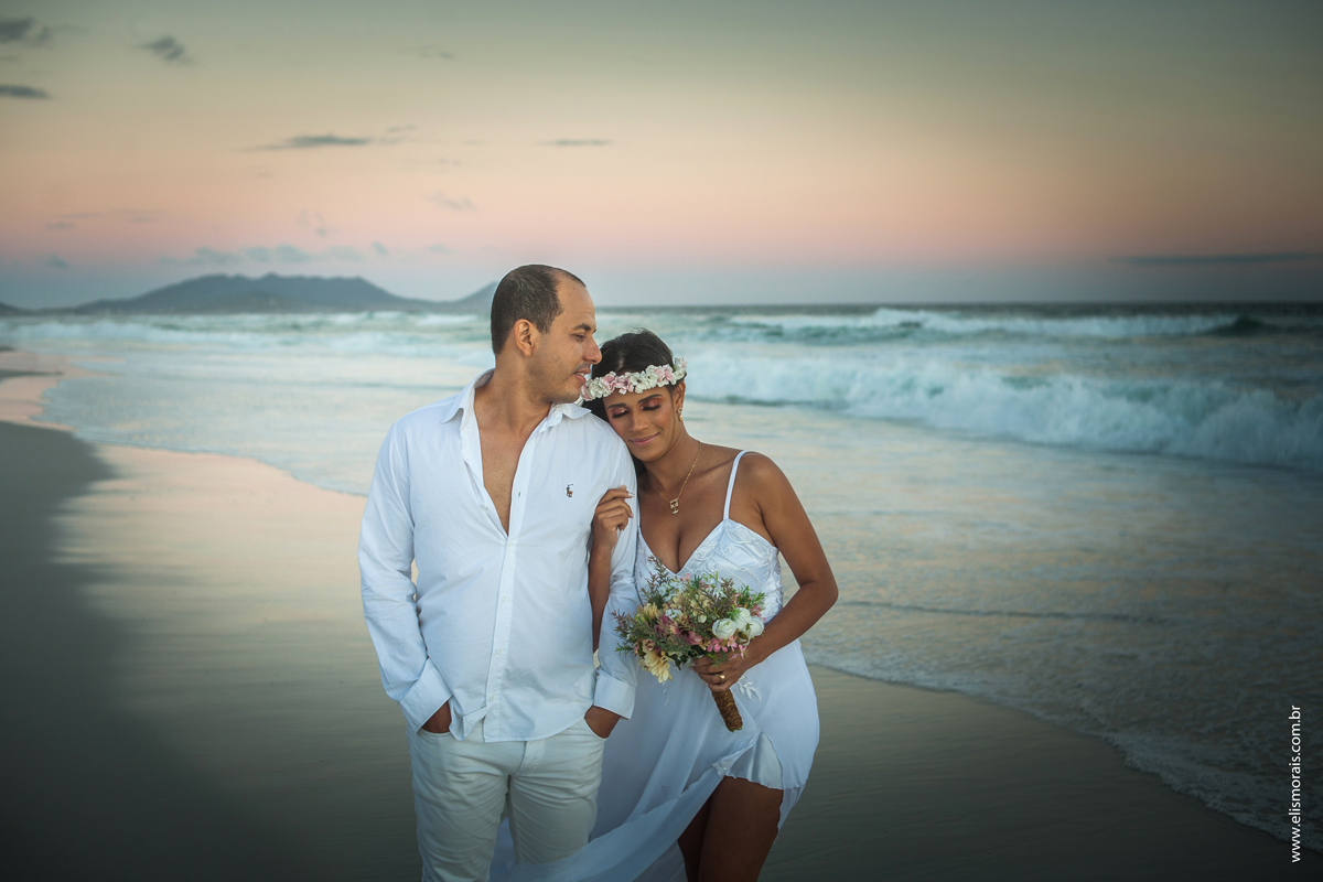 Noivos na Praia, por do sol Elopement Wedding em Arraial do Cabo - RJ, na Praia de Monte Alto