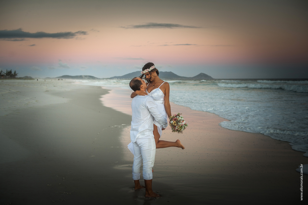 Noivos na Praia, por do sol Elopement Wedding em Arraial do Cabo - RJ, na Praia de Monte Alto