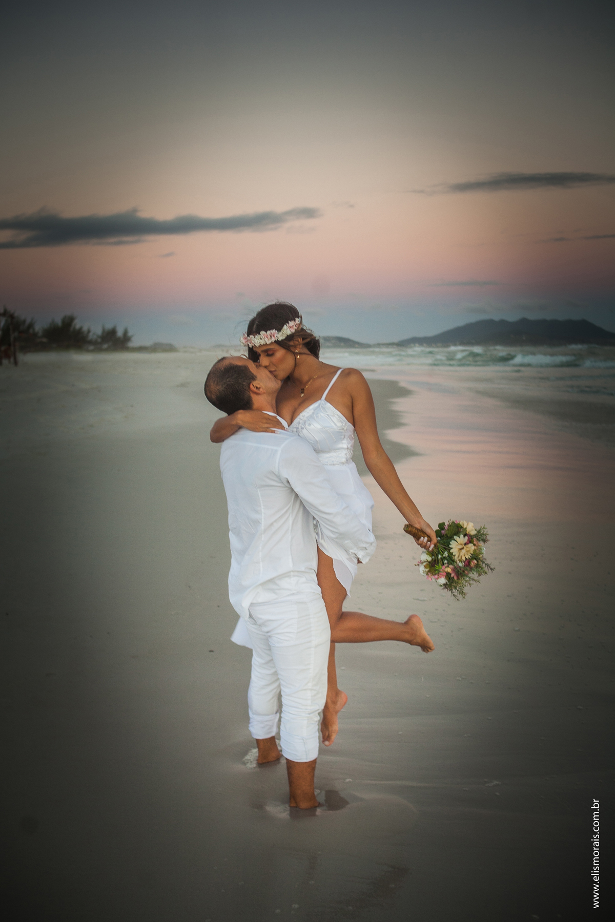 Noivos na Praia, por do sol Elopement Wedding em Arraial do Cabo - RJ, na Praia de Monte Alto