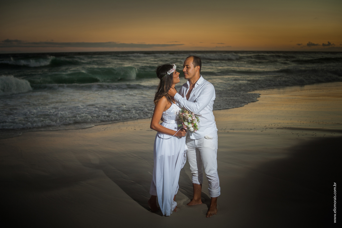 Noivos na Praia, por do sol Elopement Wedding em Arraial do Cabo - RJ, na Praia de Monte Alto