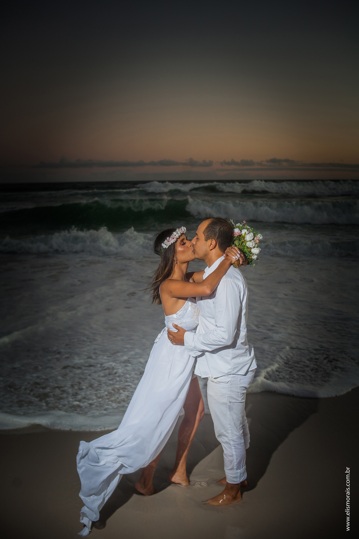 Noivos na Praia, por do sol Elopement Wedding em Arraial do Cabo - RJ, na Praia de Monte Alto