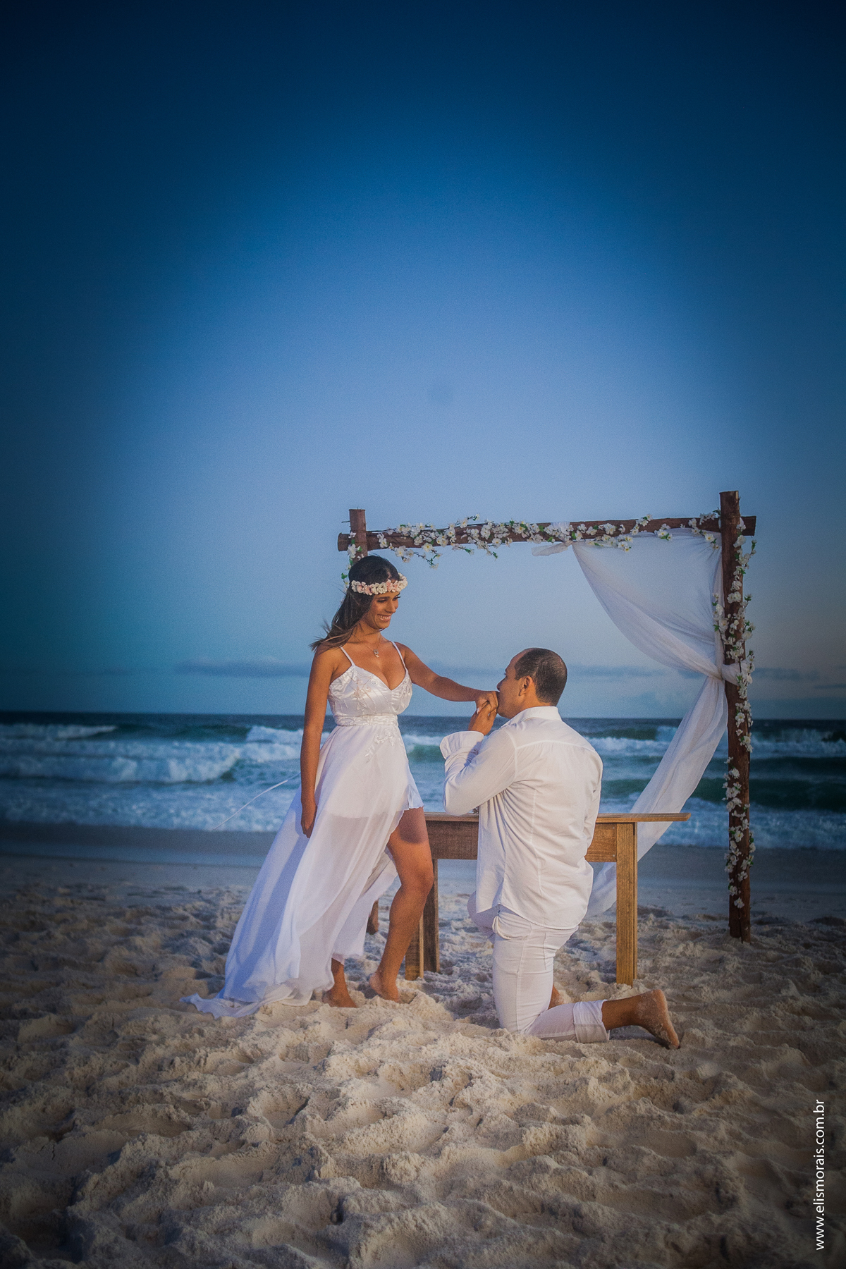 Noivos na Praia, por do sol Elopement Wedding em Arraial do Cabo - RJ, na Praia de Monte Alto