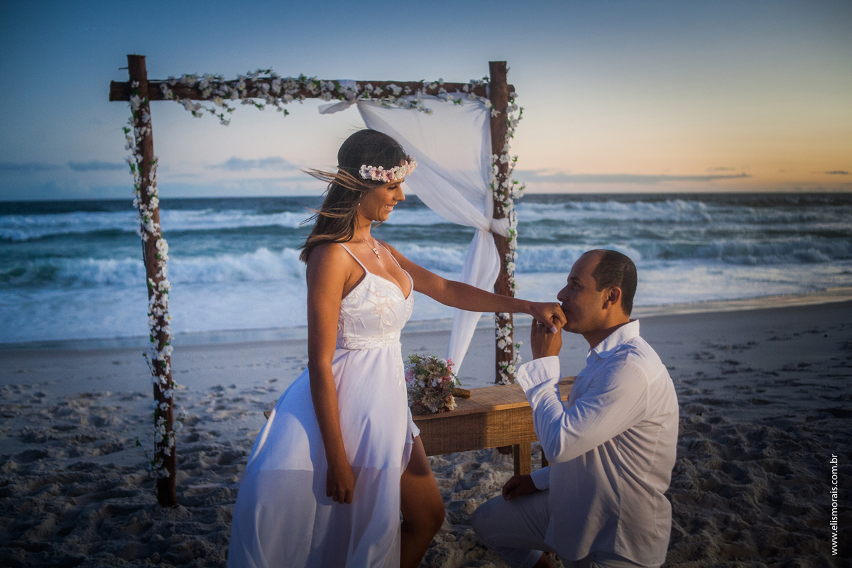 Noivos na Praia, por do sol Elopement Wedding em Arraial do Cabo - RJ, na Praia de Monte Alto