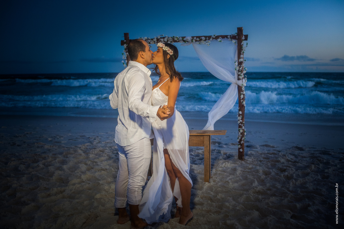 Noivos na Praia, por do sol Elopement Wedding em Arraial do Cabo - RJ, na Praia de Monte Alto