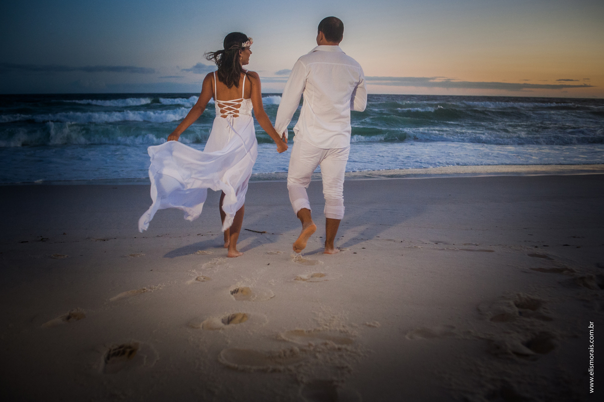 Noivos na Praia, por do sol Elopement Wedding em Arraial do Cabo - RJ, na Praia de Monte Alto