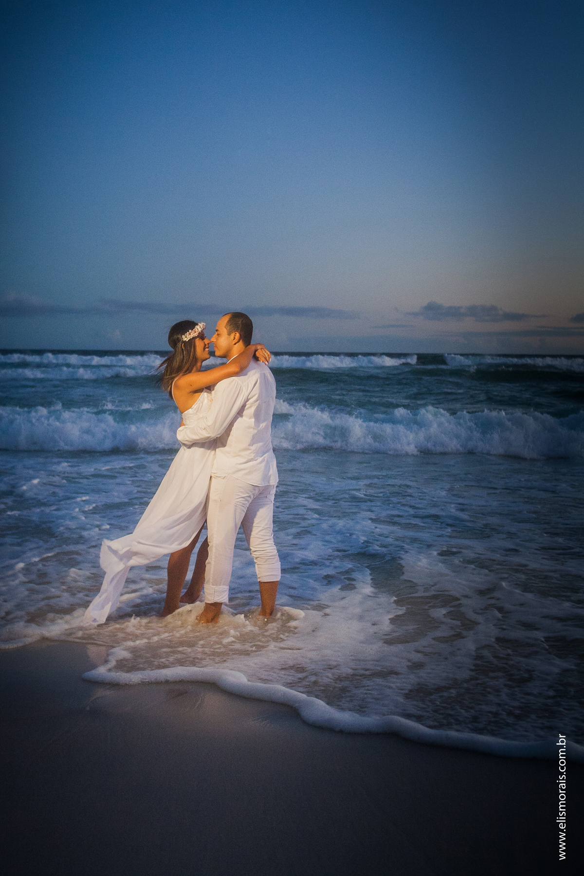 Noivos na Praia, por do sol Elopement Wedding em Arraial do Cabo - RJ, na Praia de Monte Alto
