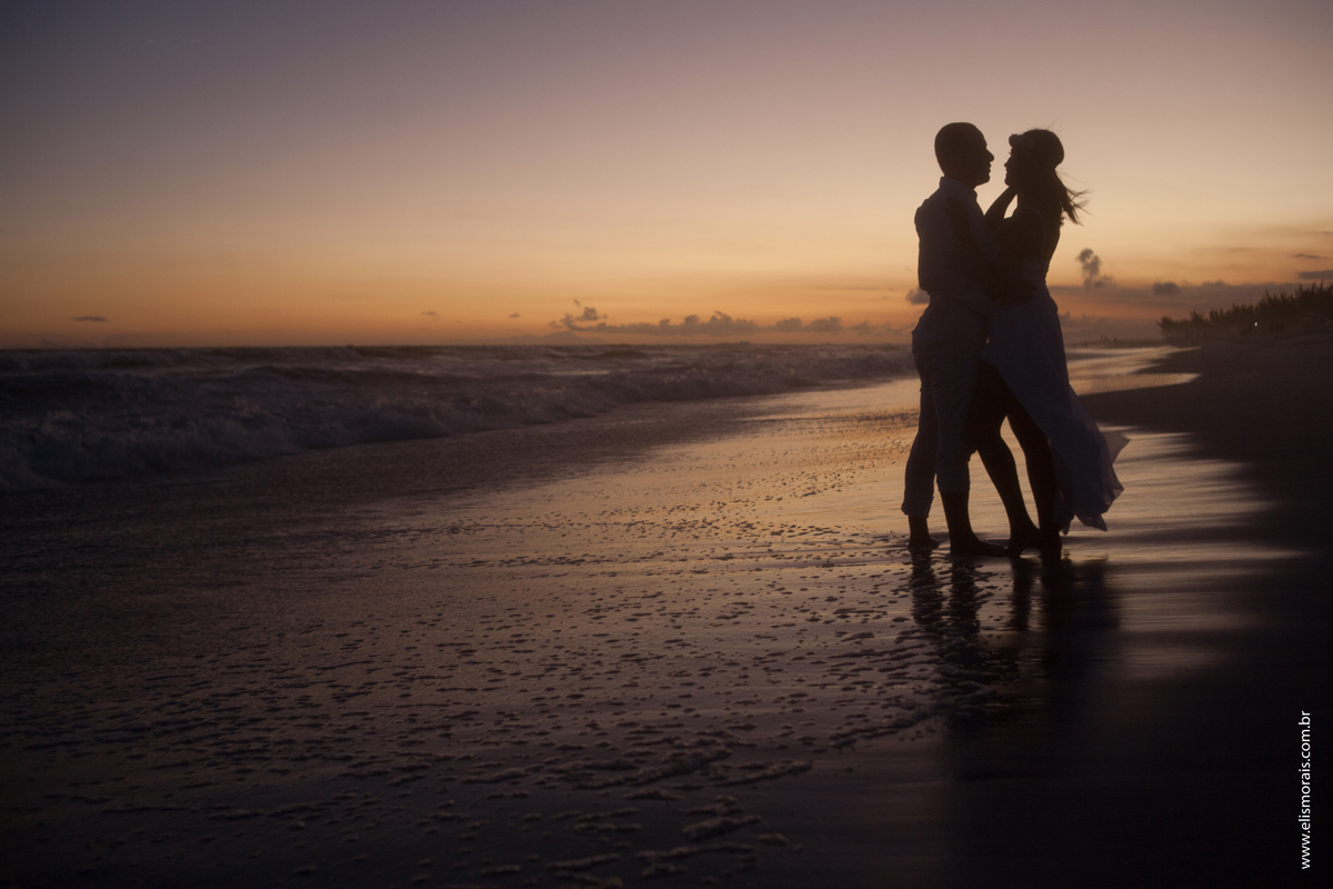 Noivos na Praia, foto na contra luz, por do sol Elopement Wedding em Arraial do Cabo - RJ, na Praia de Monte Alto
