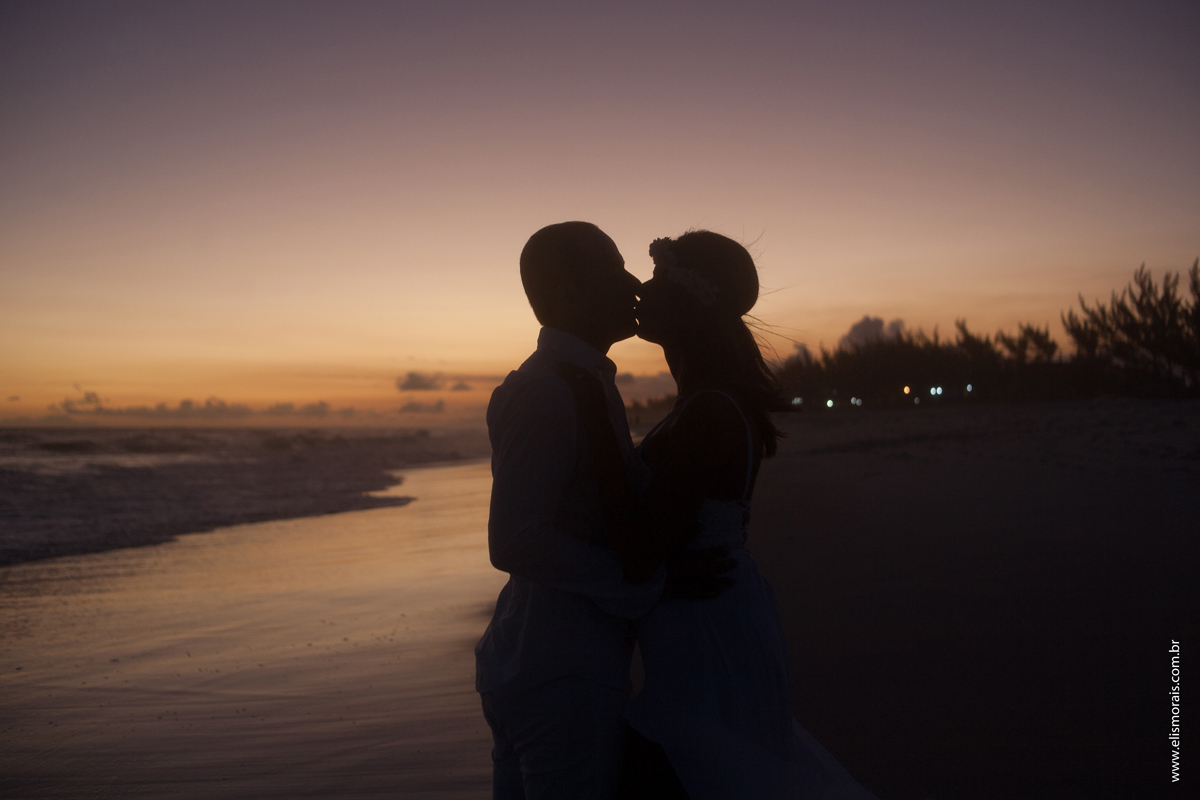 Beijo dos noivos na Praia, foto na contra luz, por do sol Elopement Wedding em Arraial do Cabo - RJ, na Praia de Monte Alto