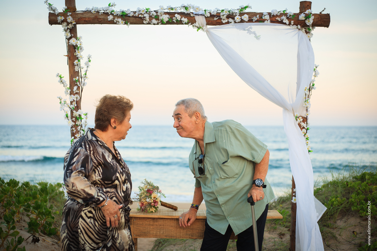 Ensaio Fotográfico Bodas de Ouro na Praia de Tucuns em Búzios na Região dos Lagos no Rio de Janeiro