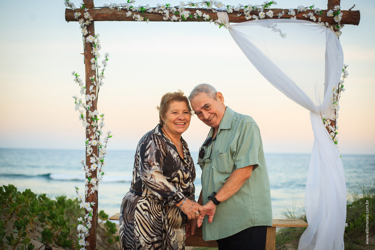 Ensaio Fotográfico Bodas de Ouro na Praia de Tucuns em Búzios na Região dos Lagos no Rio de Janeiro