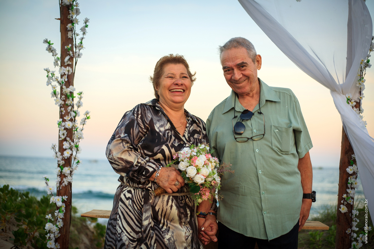 Ensaio Fotográfico Bodas de Ouro na Praia de Tucuns em Búzios na Região dos Lagos no Rio de Janeiro
