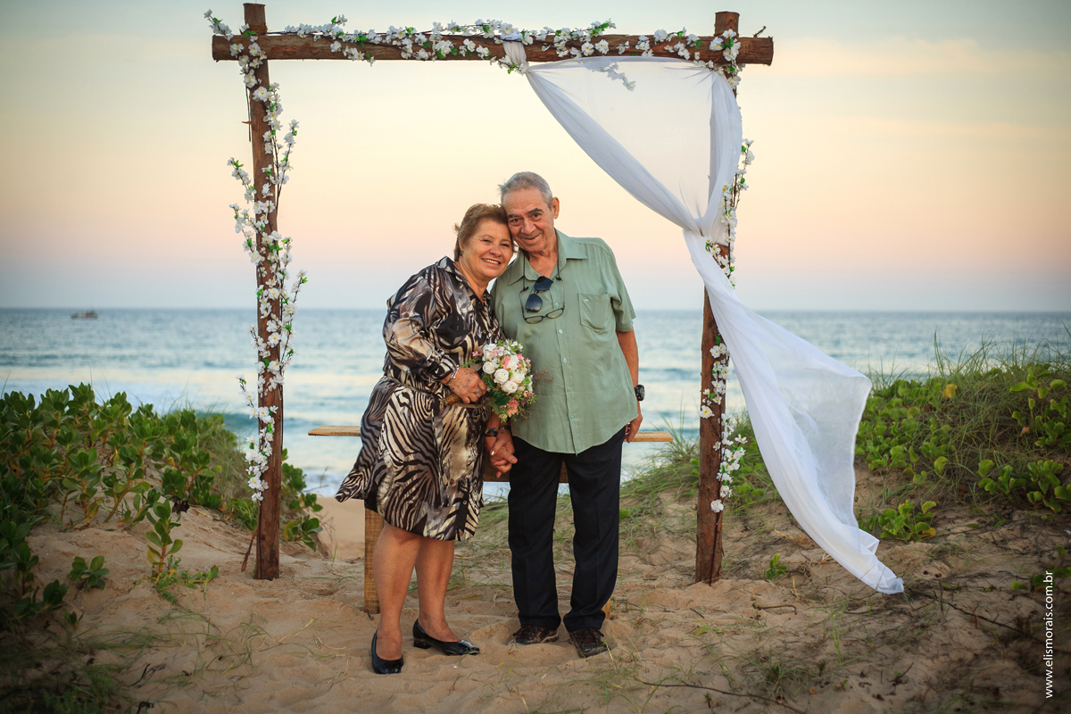 Ensaio Fotográfico Bodas de Ouro na Praia de Tucuns em Búzios na Região dos Lagos no Rio de Janeiro