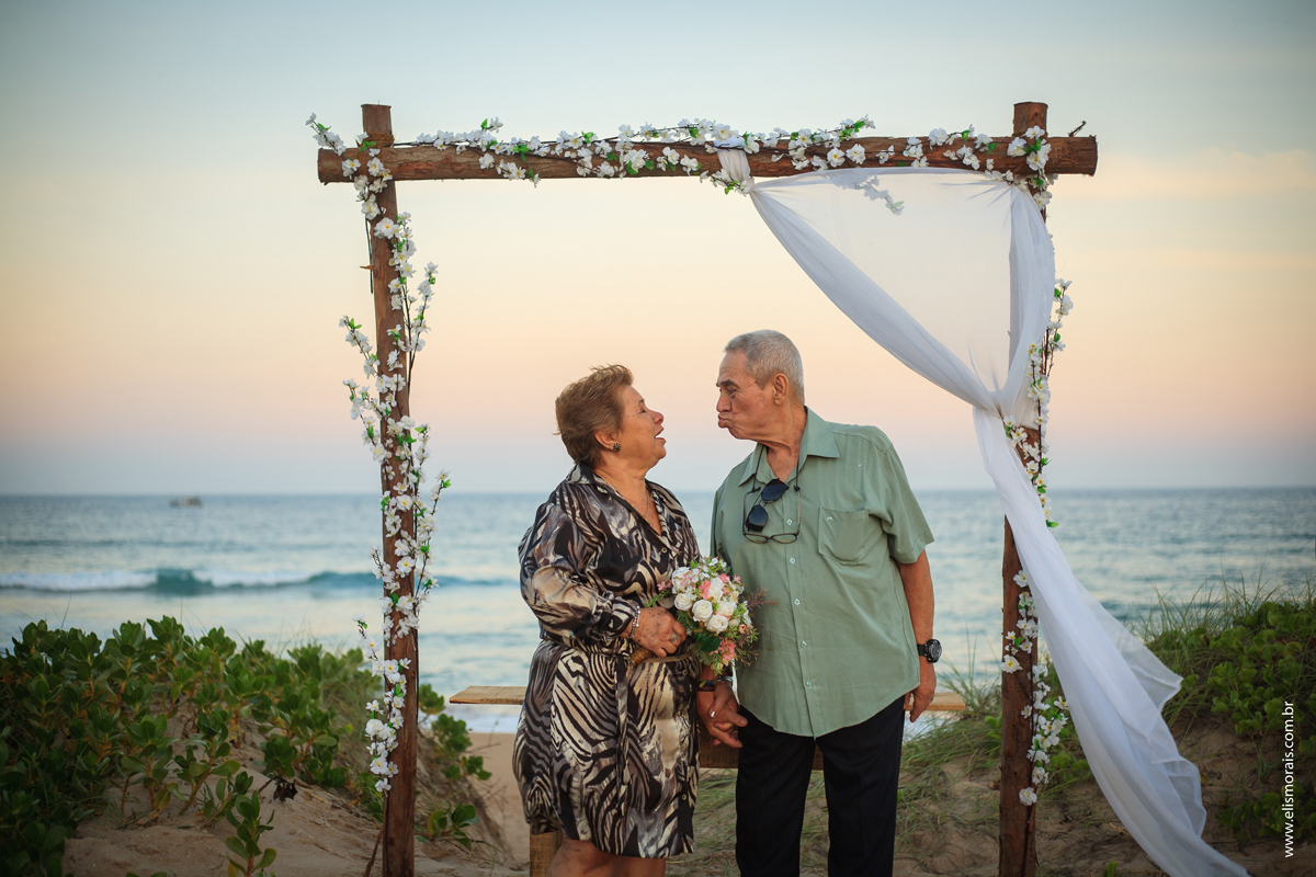 Ensaio Fotográfico Bodas de Ouro na Praia de Tucuns em Búzios na Região dos Lagos no Rio de Janeiro