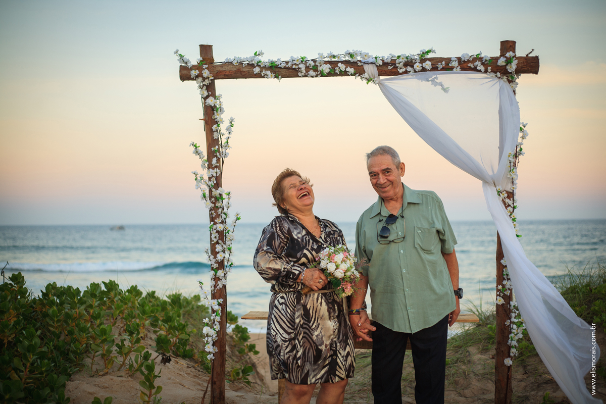 Ensaio Fotográfico Bodas de Ouro na Praia de Tucuns em Búzios na Região dos Lagos no Rio de Janeiro