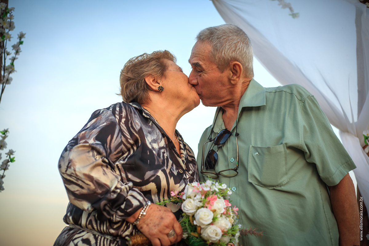 Ensaio Fotográfico Bodas de Ouro na Praia de Tucuns em Búzios na Região dos Lagos no Rio de Janeiro