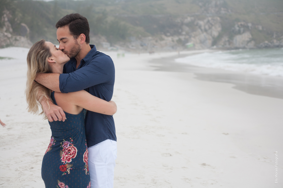 Ensaio Fotográfico Casal Pré-Wedding em Arraial do Cabo na Praia Grande