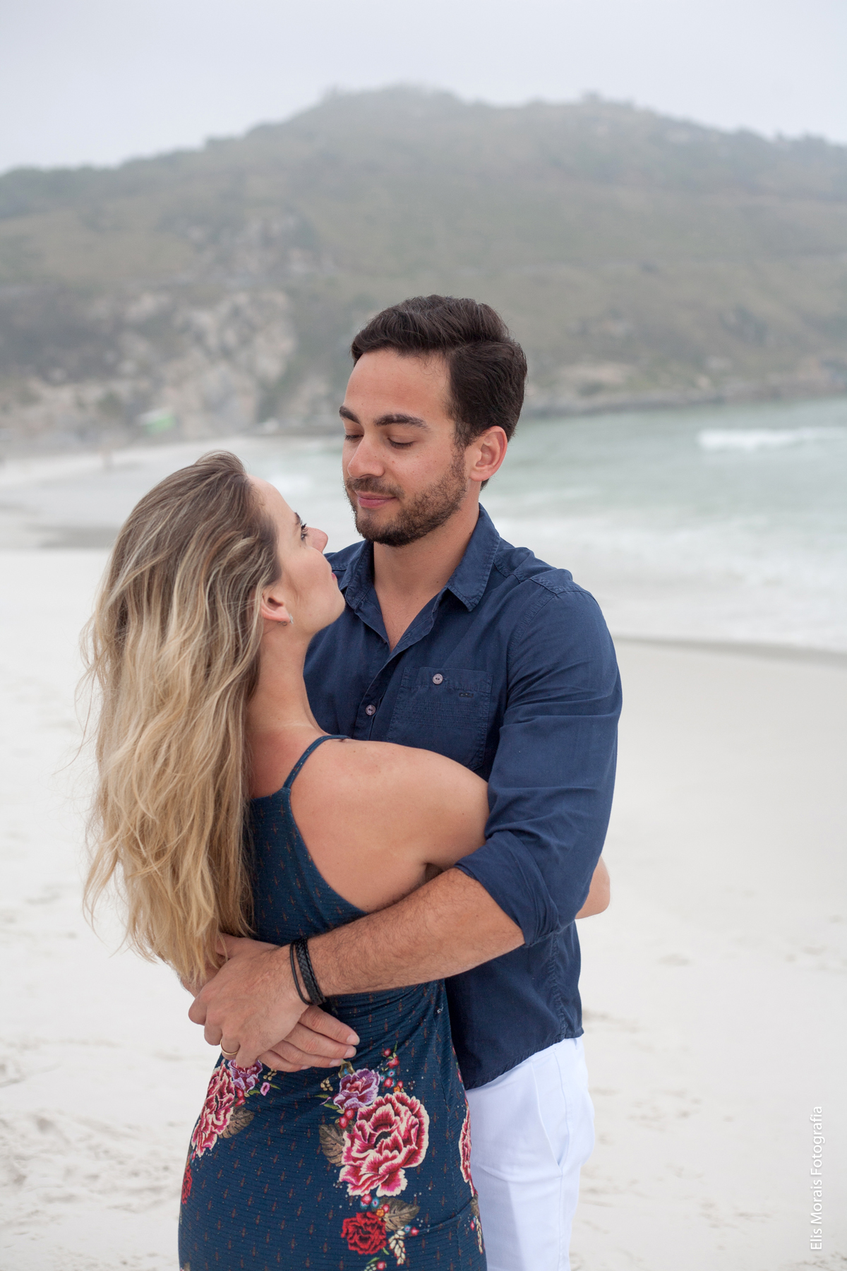 Ensaio Fotográfico Casal Pré-Wedding em Arraial do Cabo na Praia Grande