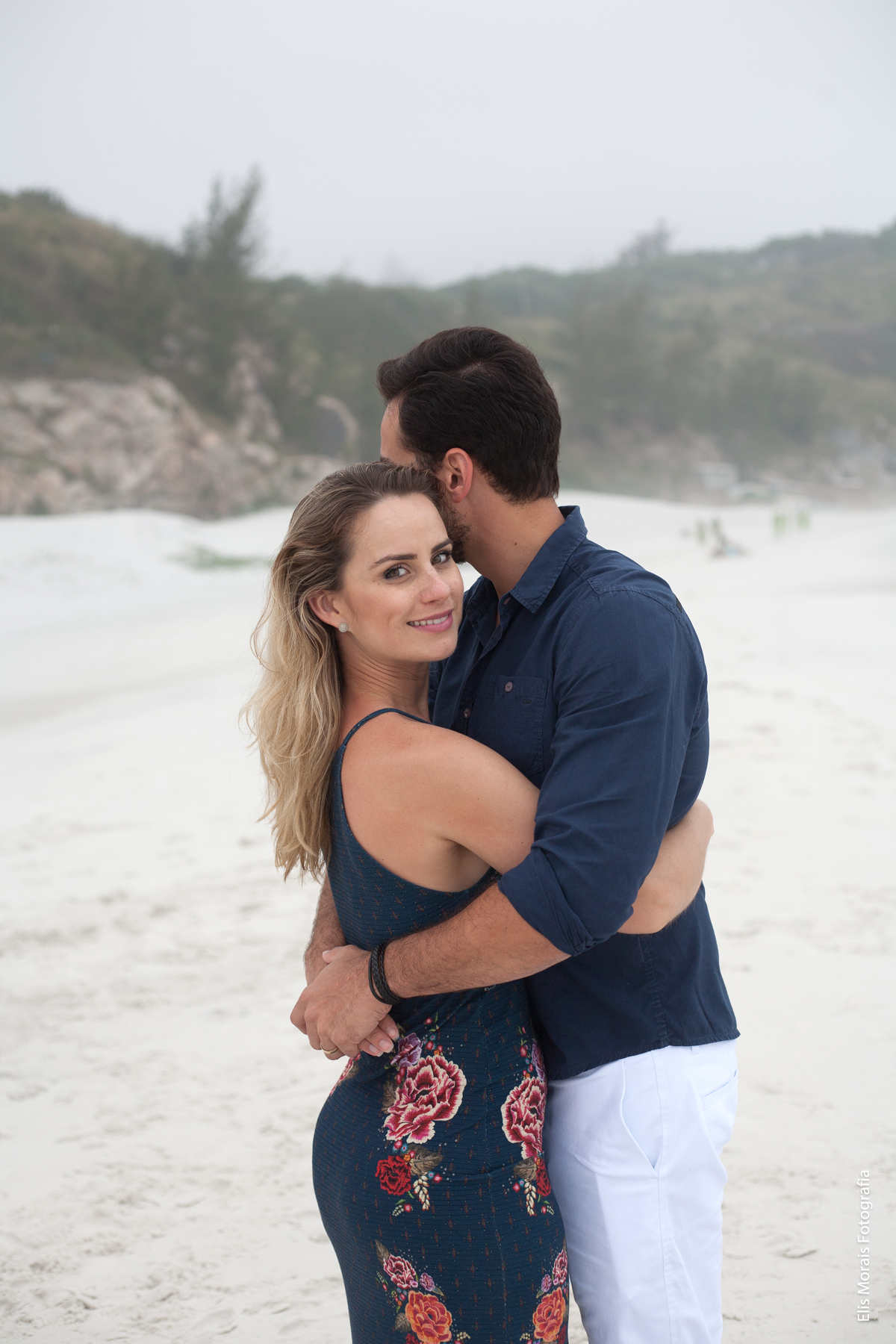 Ensaio Fotográfico Casal Pré-Wedding em Arraial do Cabo na Praia Grande