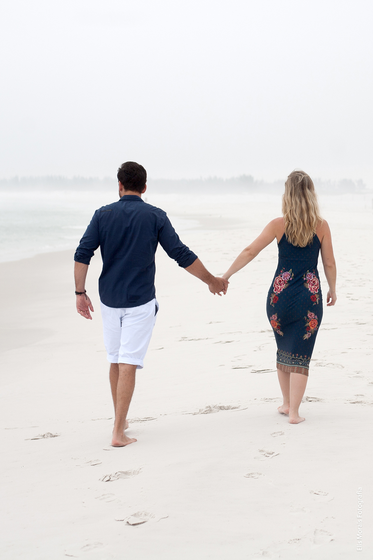 Ensaio Fotográfico Casal Pré-Wedding em Arraial do Cabo na Praia Grande