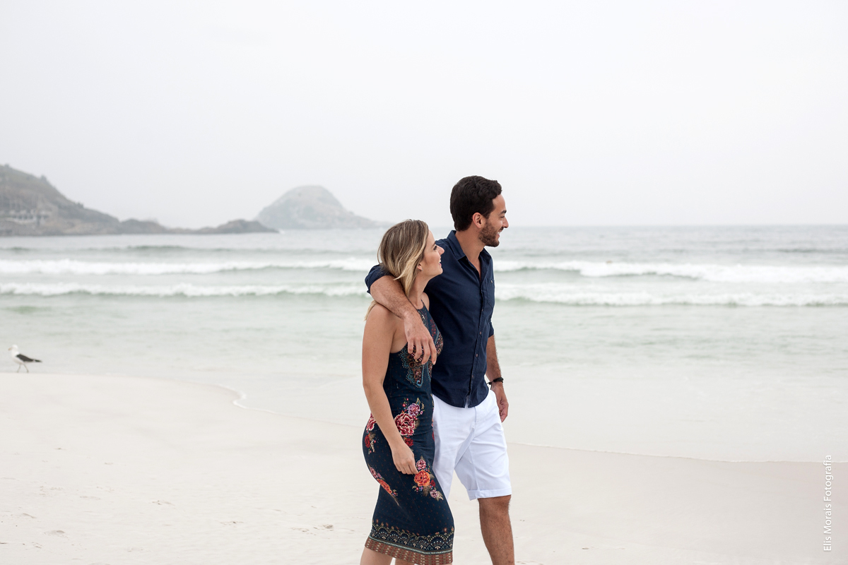 Ensaio Fotográfico Casal Pré-Wedding em Arraial do Cabo na Praia Grande