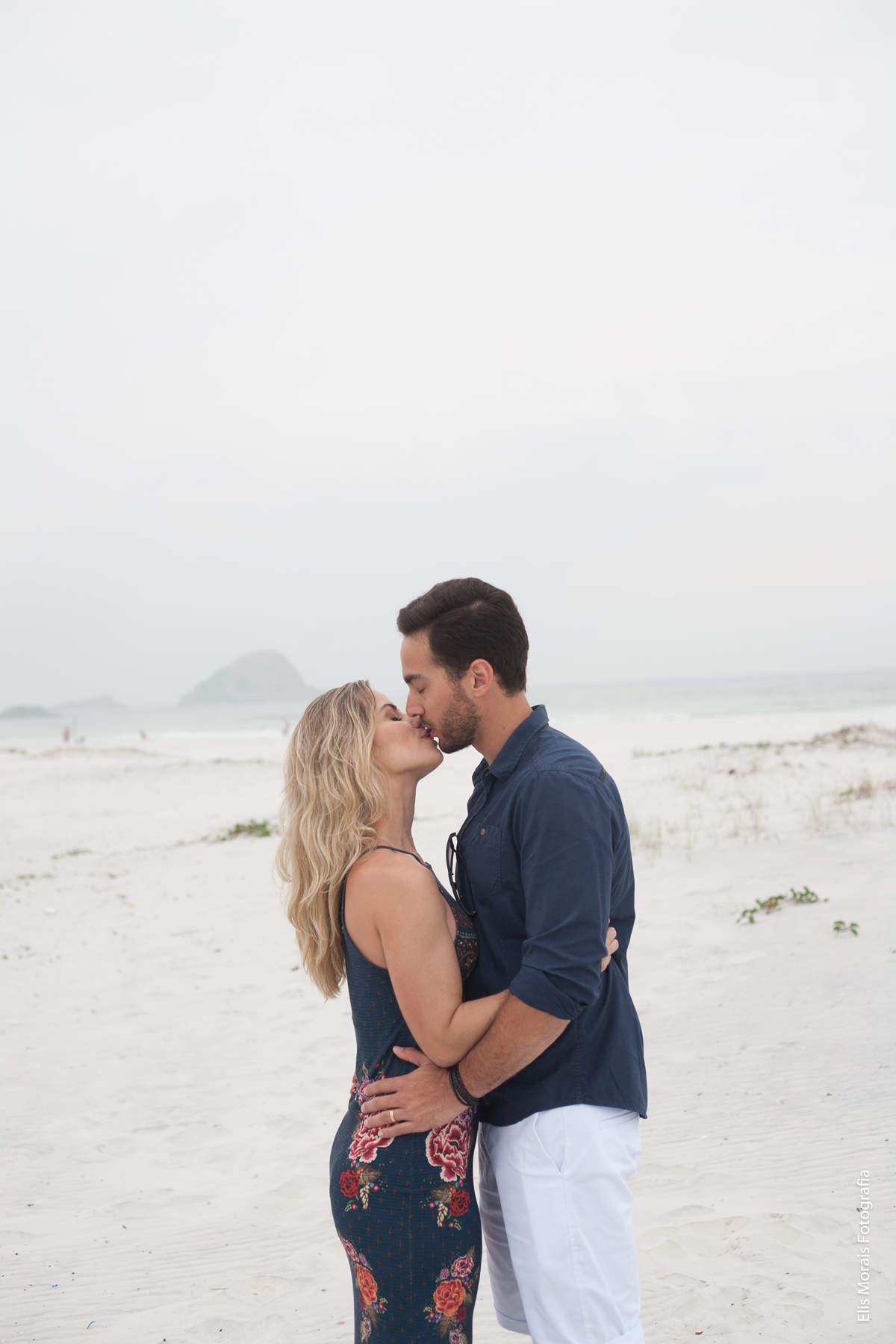 Ensaio Fotográfico Casal Pré-Wedding em Arraial do Cabo na Praia Grande