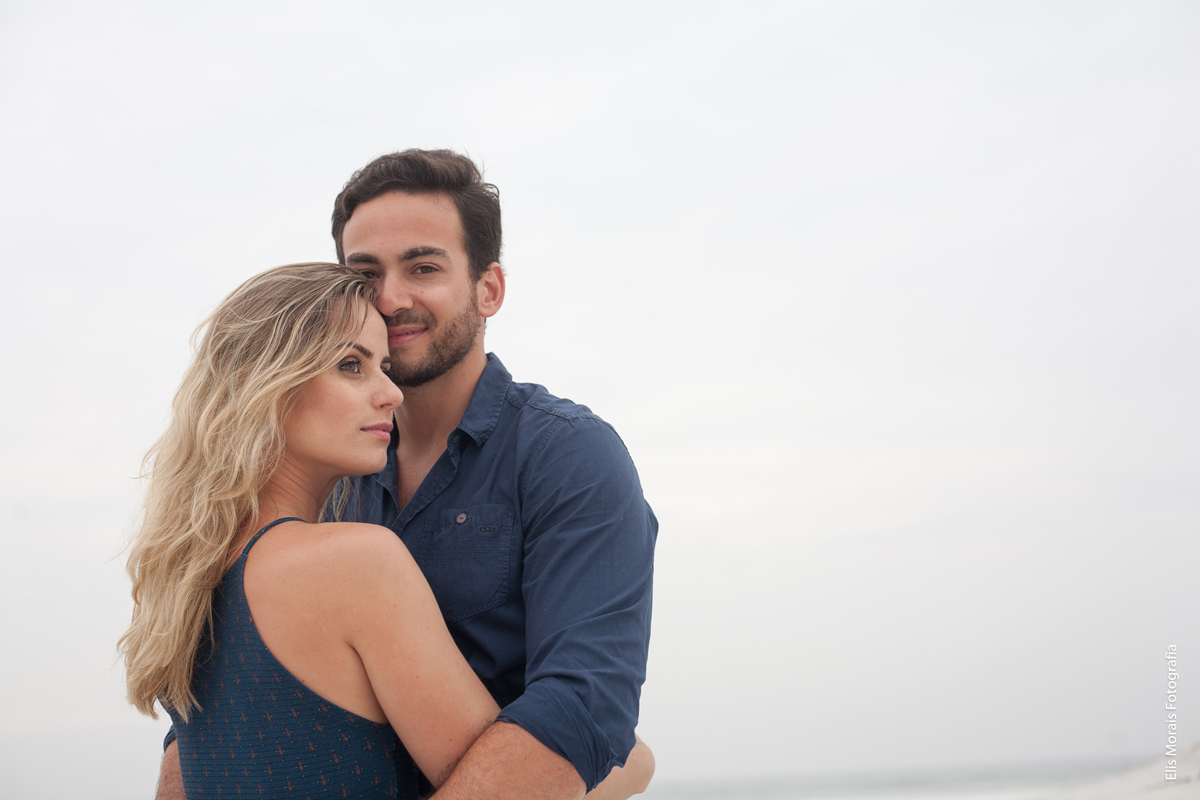 Ensaio Fotográfico Casal Pré-Wedding em Arraial do Cabo na Praia Grande