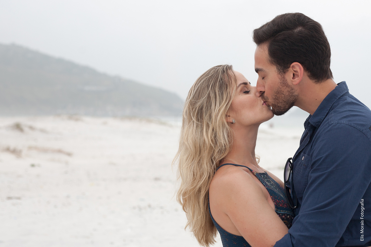 Ensaio Fotográfico Casal Pré-Wedding em Arraial do Cabo na Praia Grande
