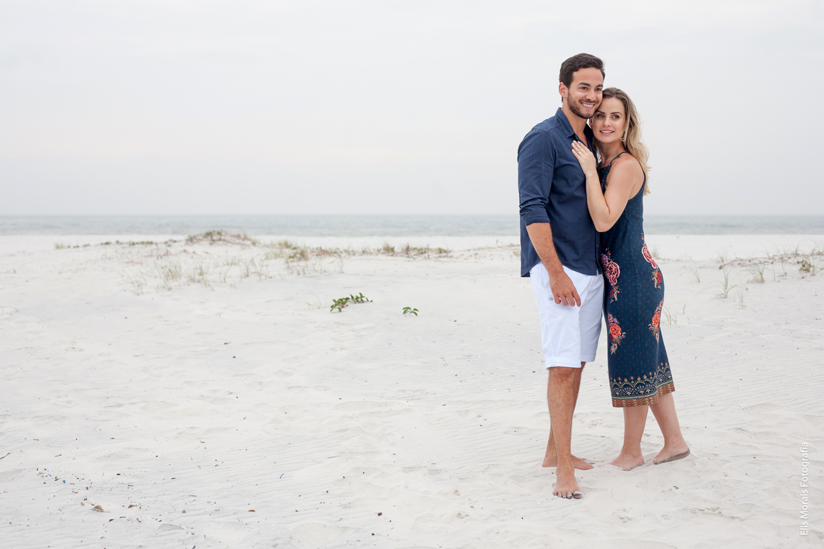 Ensaio Fotográfico Casal Pré-Wedding em Arraial do Cabo na Praia Grande