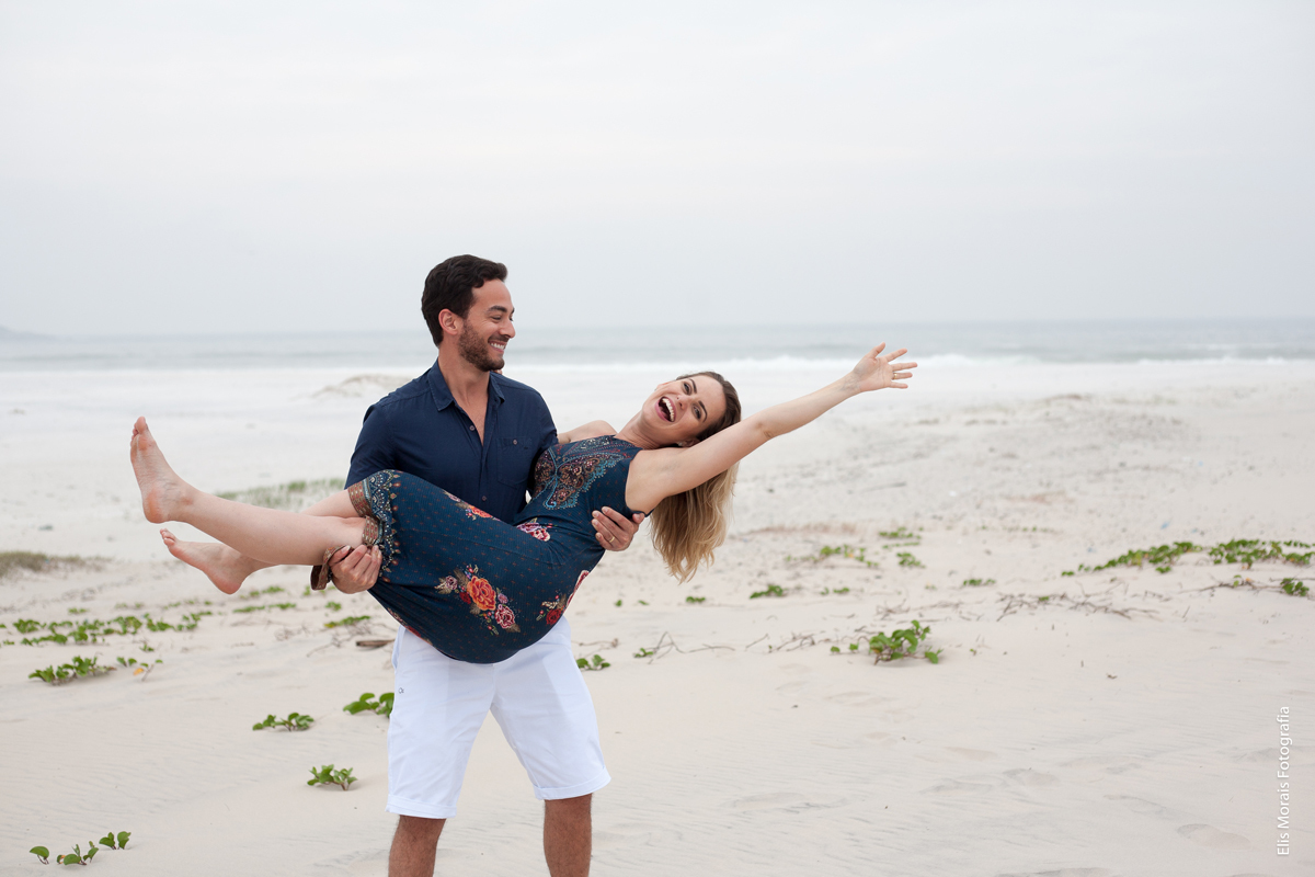Ensaio Fotográfico Casal Pré-Wedding em Arraial do Cabo na Praia Grande