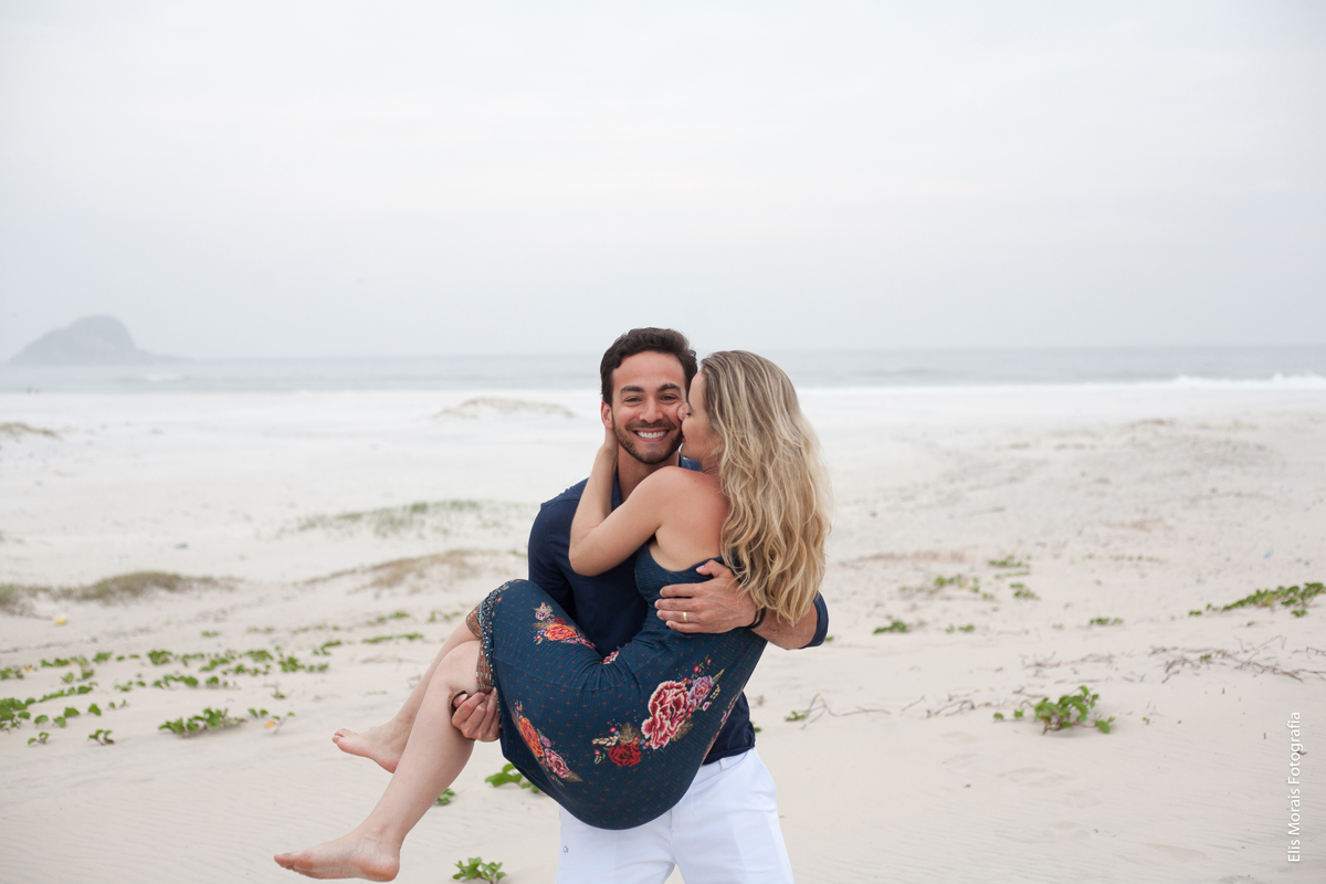 Ensaio Fotográfico Casal Pré-Wedding em Arraial do Cabo na Praia Grande