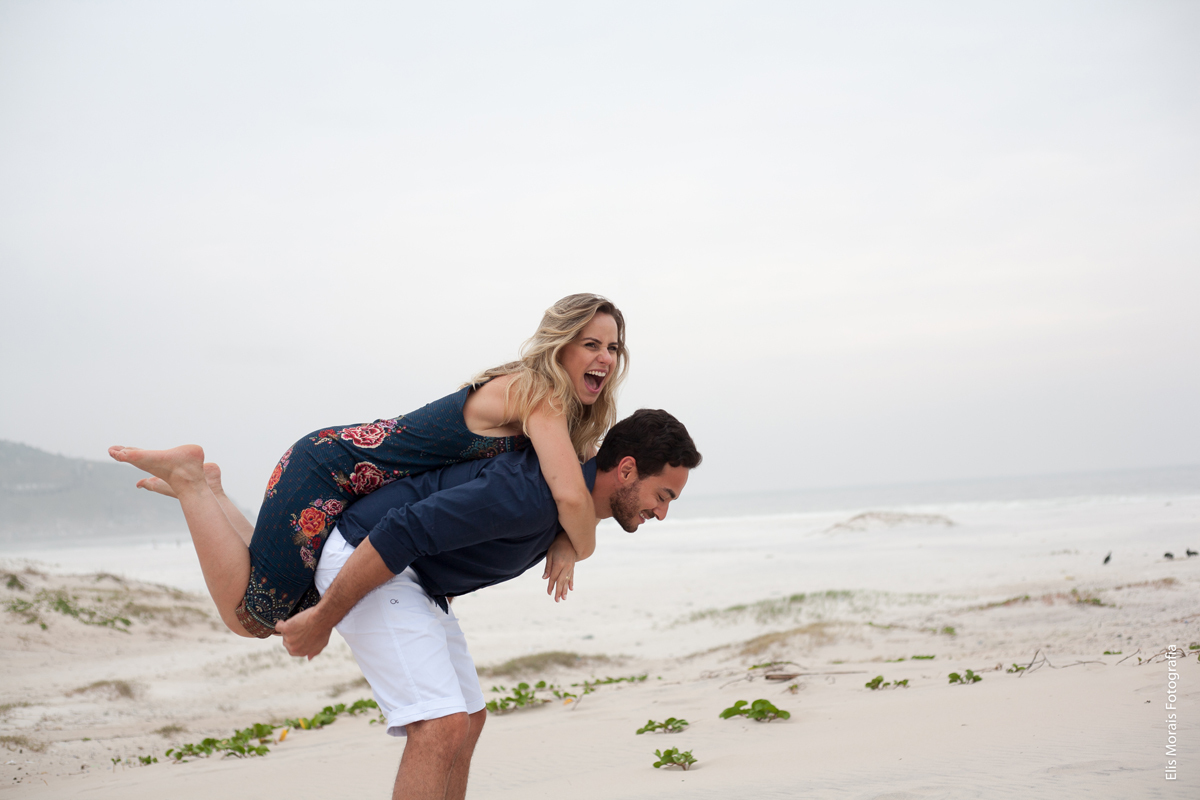 Ensaio Fotográfico Casal Pré-Wedding em Arraial do Cabo na Praia Grande