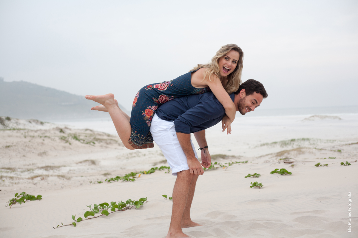 Ensaio Fotográfico Casal Pré-Wedding em Arraial do Cabo na Praia Grande