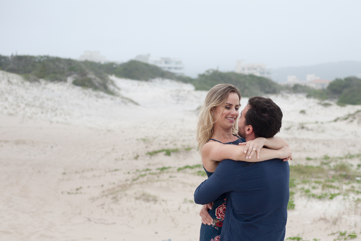 Ensaio Fotográfico Casal Pré-Wedding em Arraial do Cabo na Praia Grande