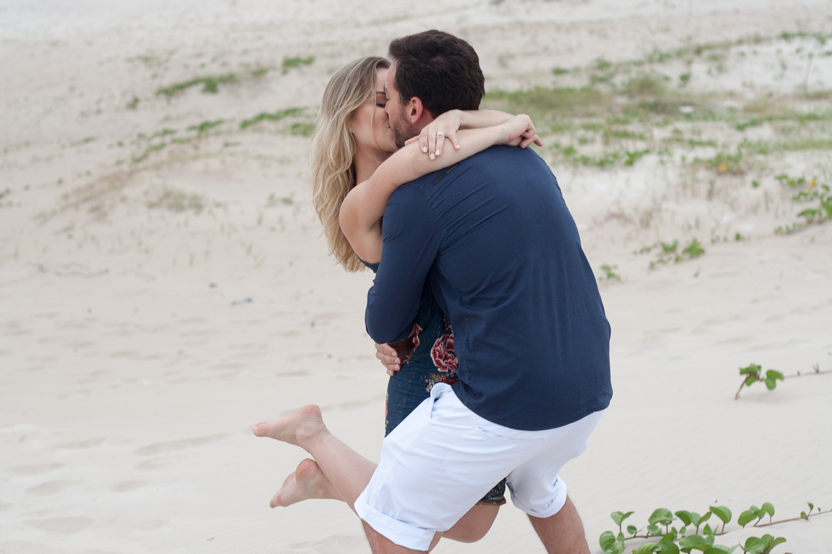 Ensaio Fotográfico Casal Pré-Wedding em Arraial do Cabo na Praia Grande