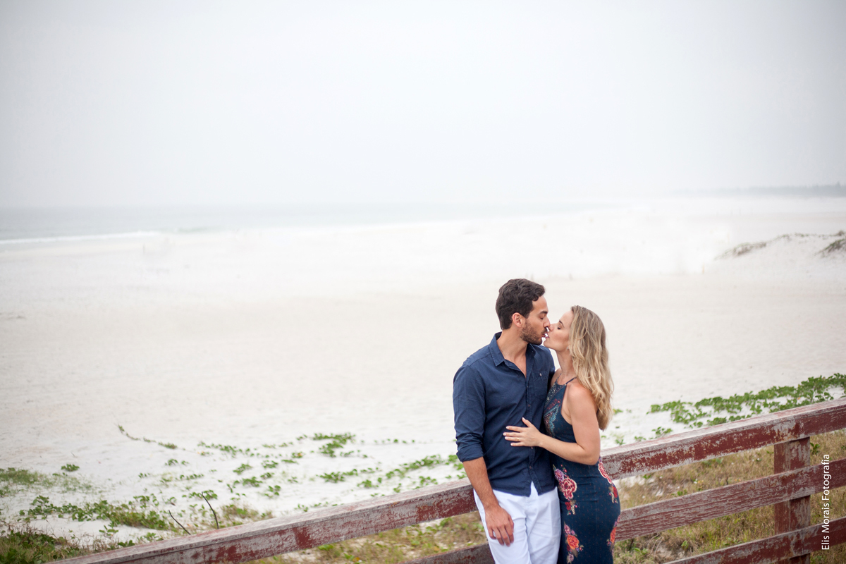 Ensaio Fotográfico Casal Pré-Wedding em Arraial do Cabo na Praia Grande