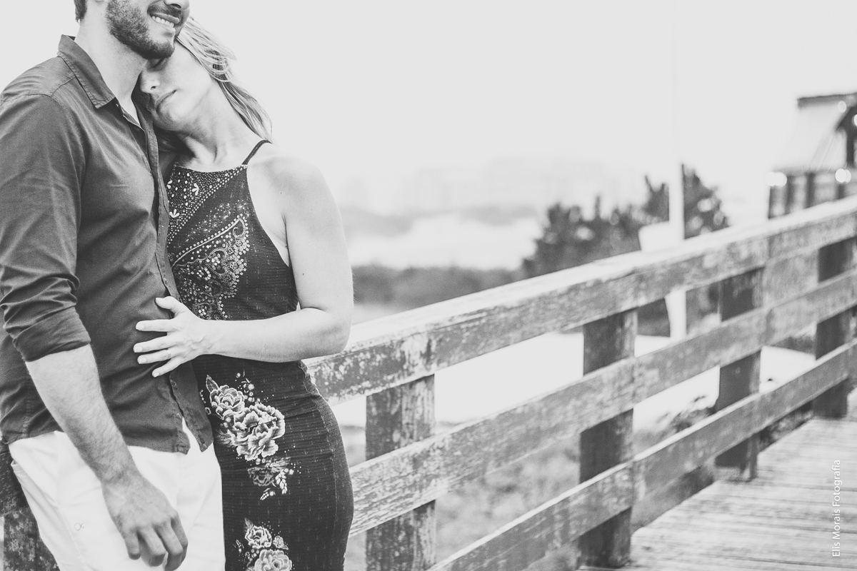 Ensaio Fotográfico Casal Pré-Wedding em Arraial do Cabo na Praia Grande